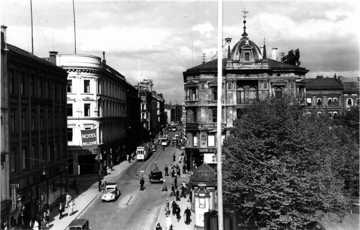 Karl Johans gate, Oslo 1936. Sett nedenfra mot Stortinget. Trafikk med fotgjengere, biler og trikk.