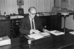 Direktør Reidar Kjellberg fotografert på sitt kontor i 1974.
