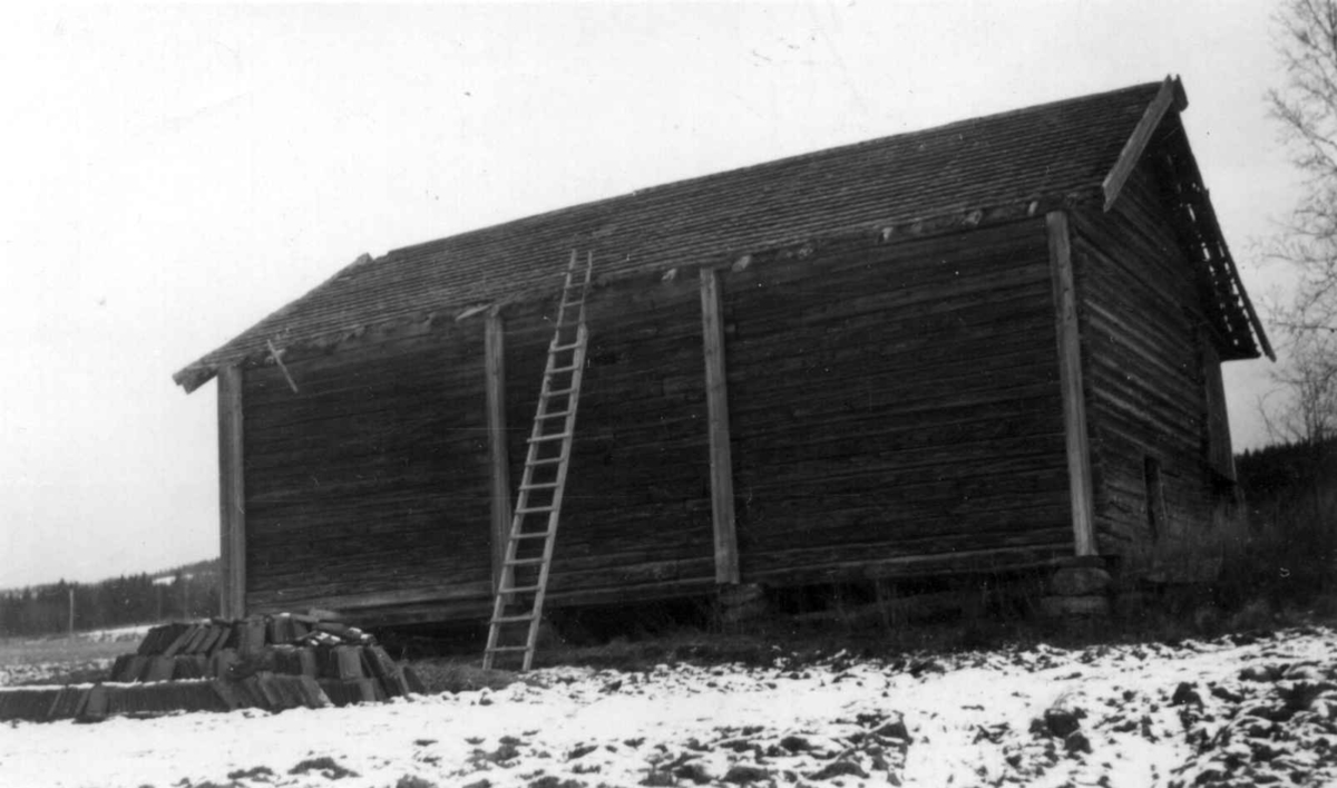 Låve/Løe fra Kvislerbråten, g.nr. 01
under nedtaking for overføring til Norsk Folkemuseum.