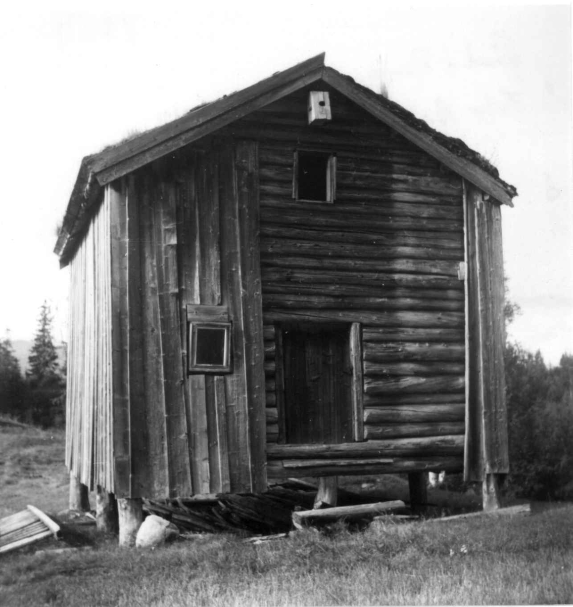 Gård i Rana, hovedmotivet er et stabbur. 1954.
