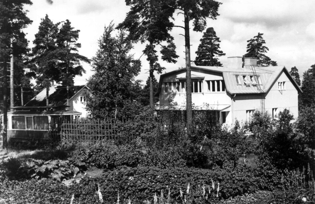 Rowland Hills i Karis (Karjaa), eiendommen til Rowland G. P. Hill. Samtidig med huset, kjøpte Hill en utrangert sporvogn som han satte opp i hagen. 