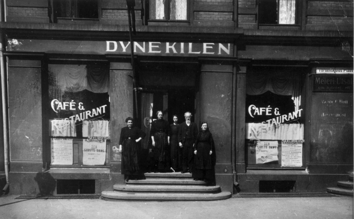 Dynekilen kafe og restaurant, Tordenskiolds plass 1, Oslo 1914. Mennesker oppstilt på trappa for fotografering.