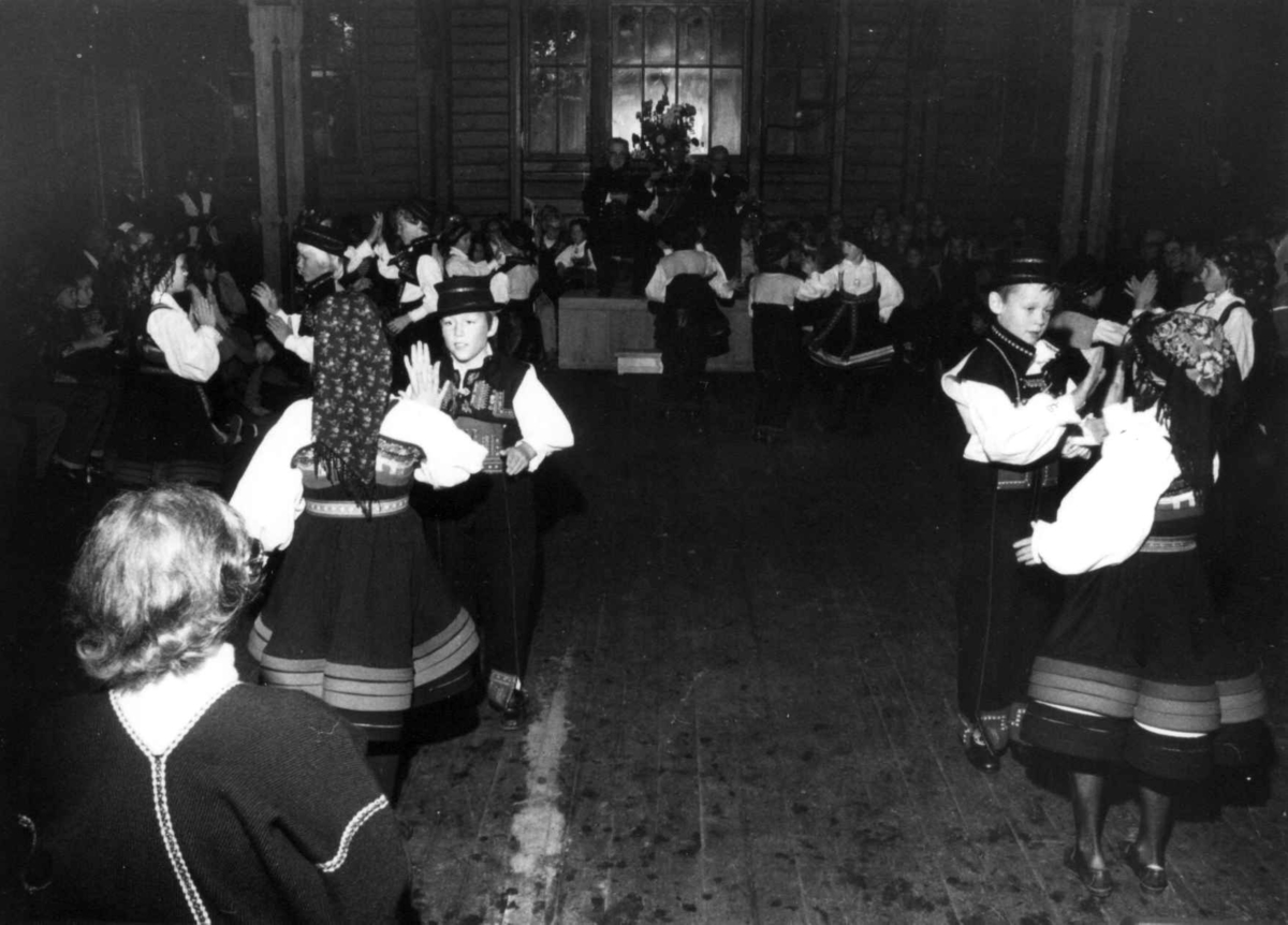 Norsk Folkemuseums barne- og ungdomsleikarrings 25 års jubileumsforestilling, september 1978. I Gamle Landbruk.