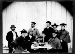 Fra venstre: telegrafbestyrer Karl Johan Smith, doktor Fredr