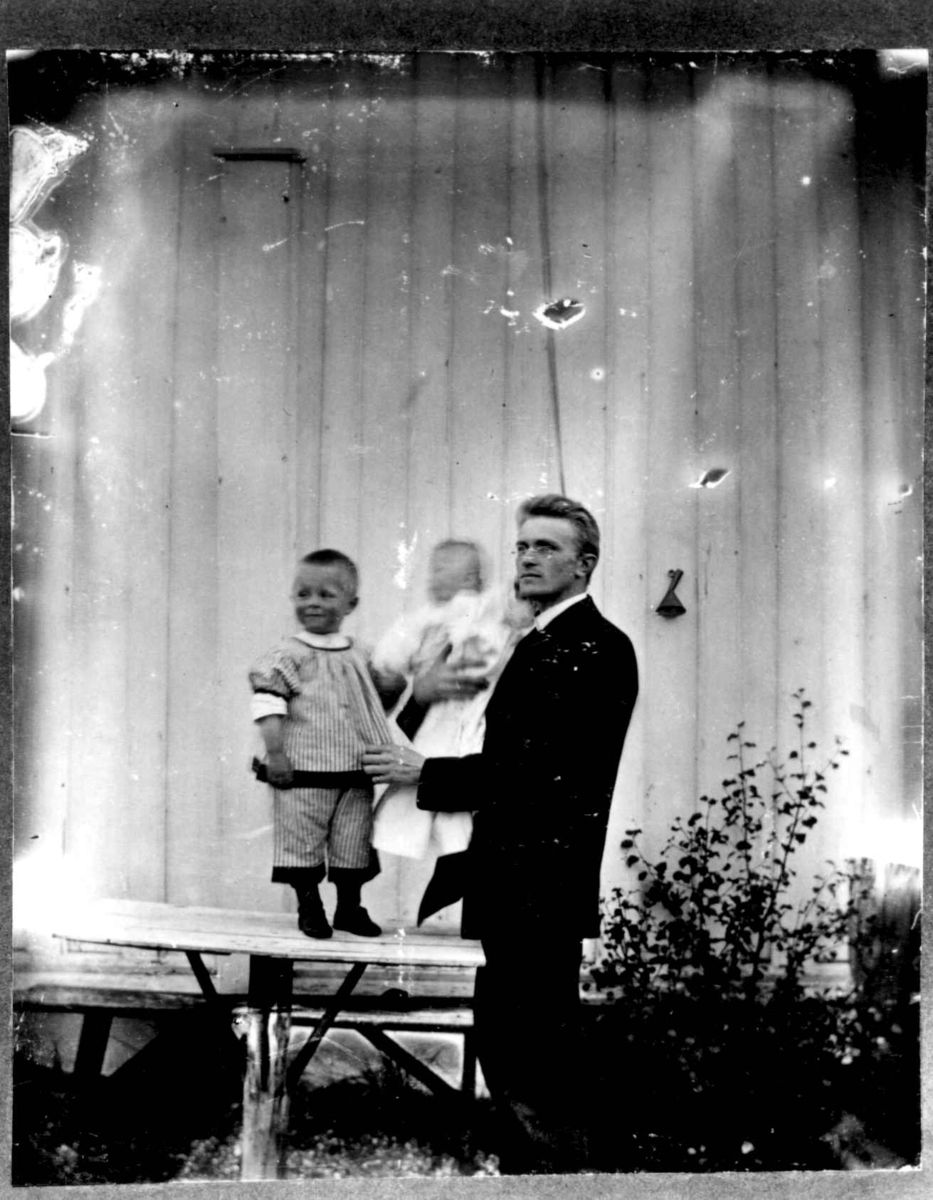 Pastor Jens Otterbech med barna Haakon, f.1895 og Werner f.1897. Bildet er antakelig tatt utenfor Kistrand kirke på Werners dåpsdag i juli 1897.