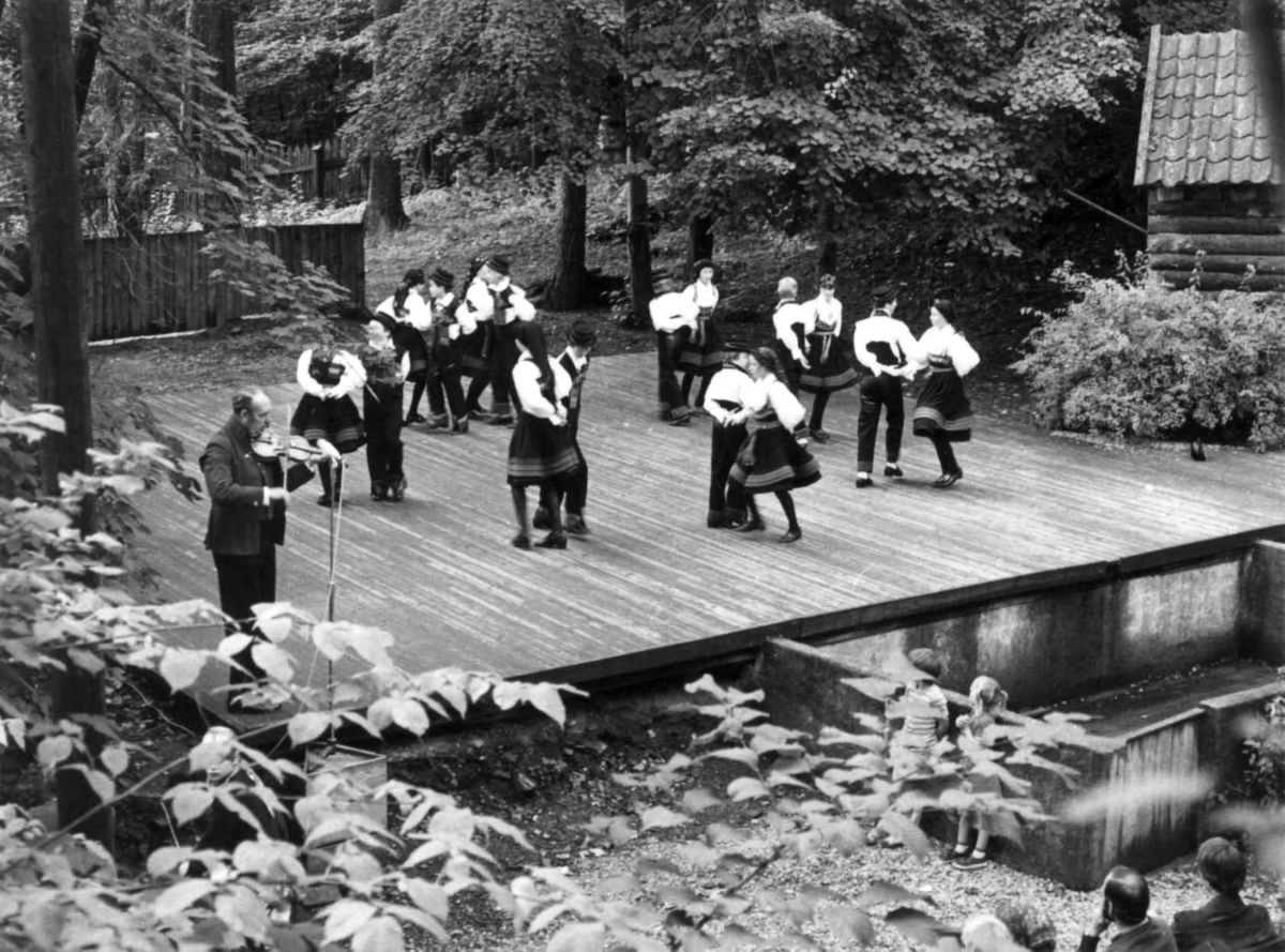 Norsk folkemuseums barneleikaring. Prinsesse Märtha Louise deltar.
9. sept. 1979.