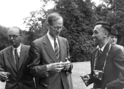 Fra venstre kontorsjef Anders Sundby.
I midten direktør Reid