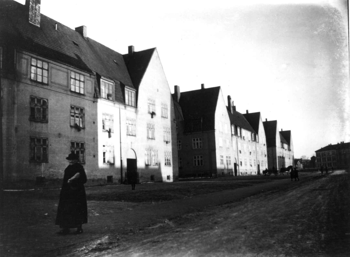 Boliger i Sarpsborggata på Bjølsen i Oslo. Arbeiderboliger for Spigerverket, Nydalens Compagni og andre. Fra boliginspektør Nanna Brochs boligundersøkelser i Oslo 1920-årene.