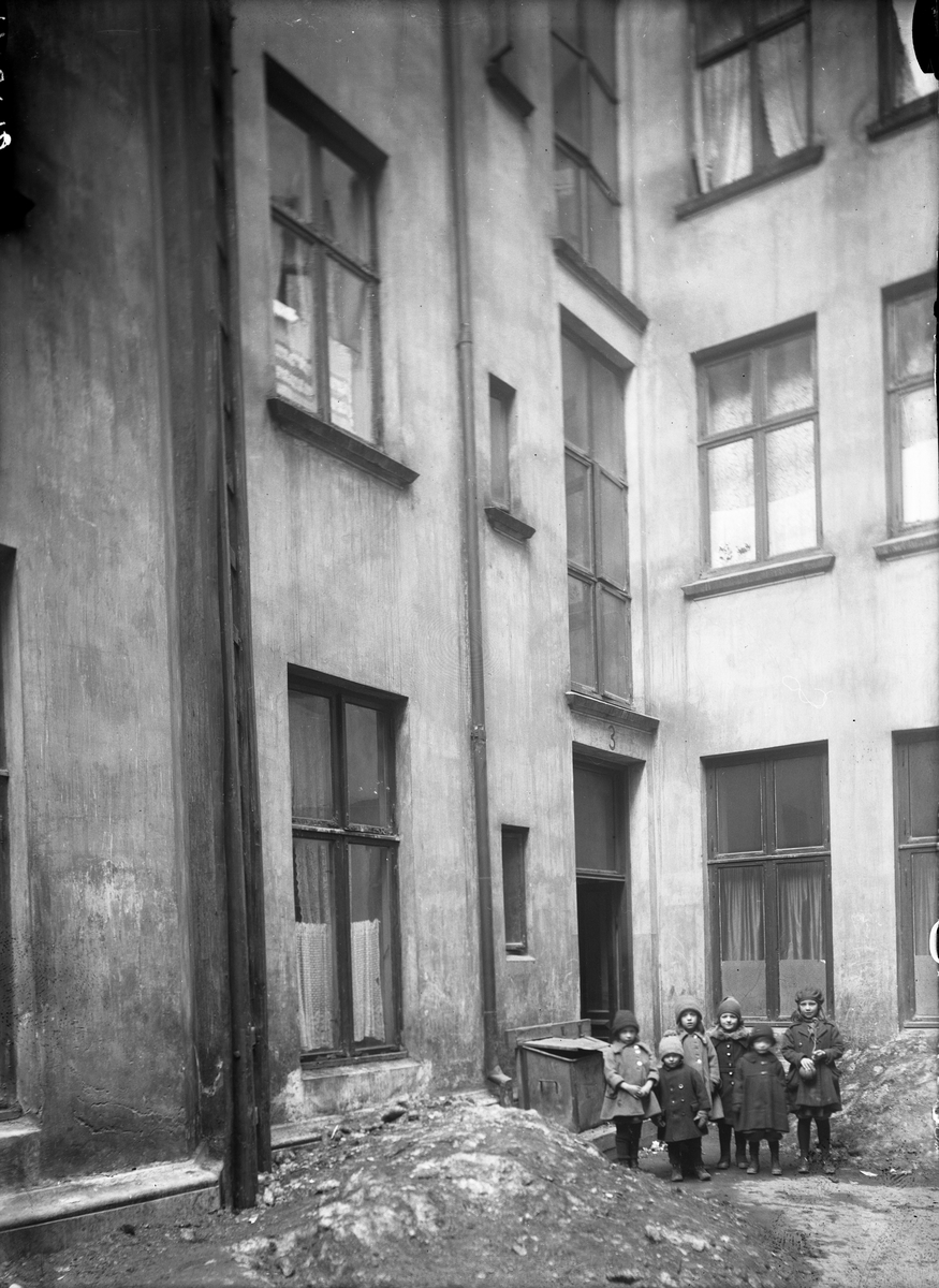 Fra gårdsrom, bygårder, Grünerløkka, Oslo. Barnegruppe står innerst.
Fra boliginspektør Nanna Brochs boligundersøkelser i Oslo 1920-årene.