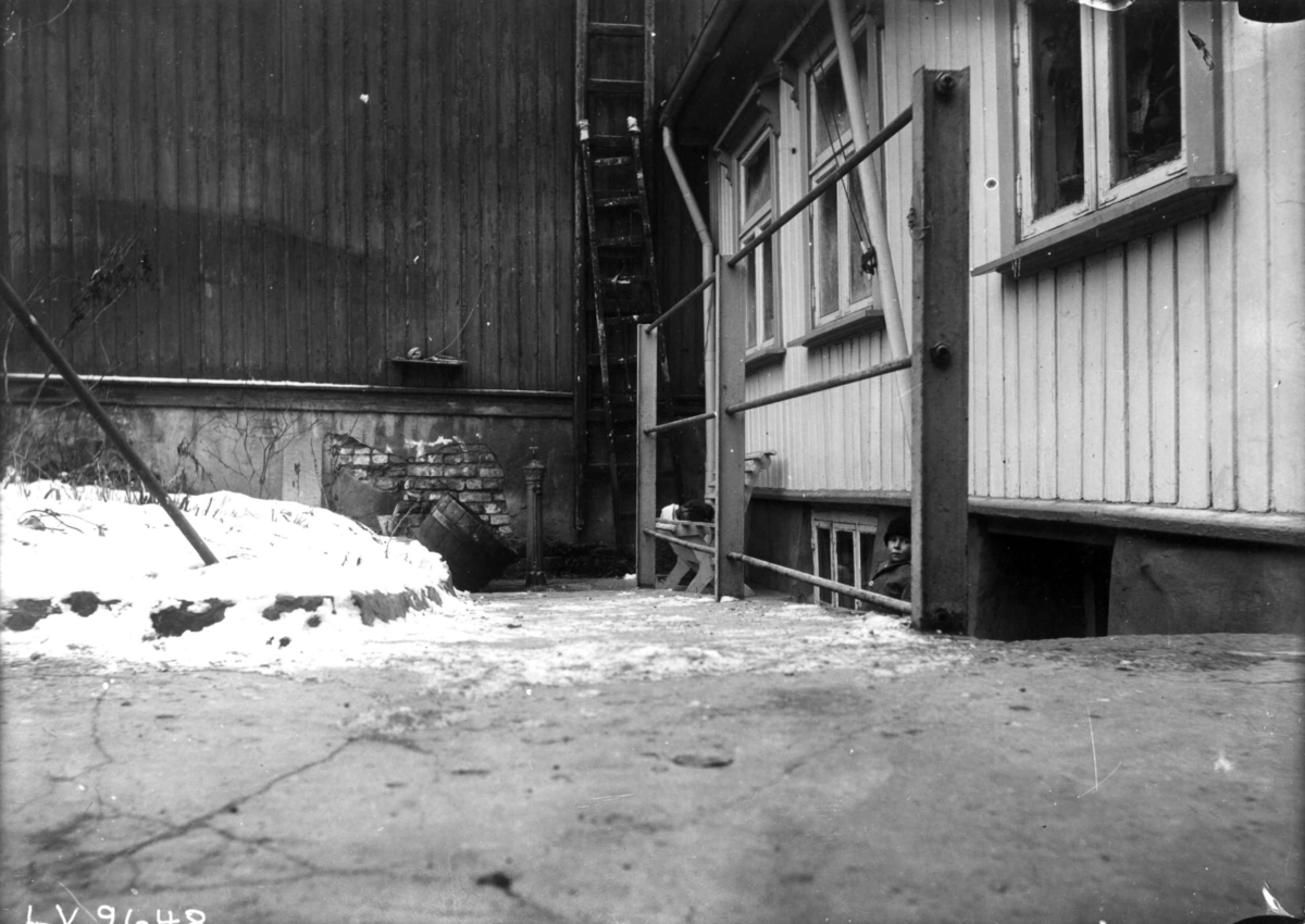 Gårdsplass foran bolighus, trebygning, Oslo.
Fra boliginspektør Nanna Brochs boligundersøkelser i Oslo 1920-årene.