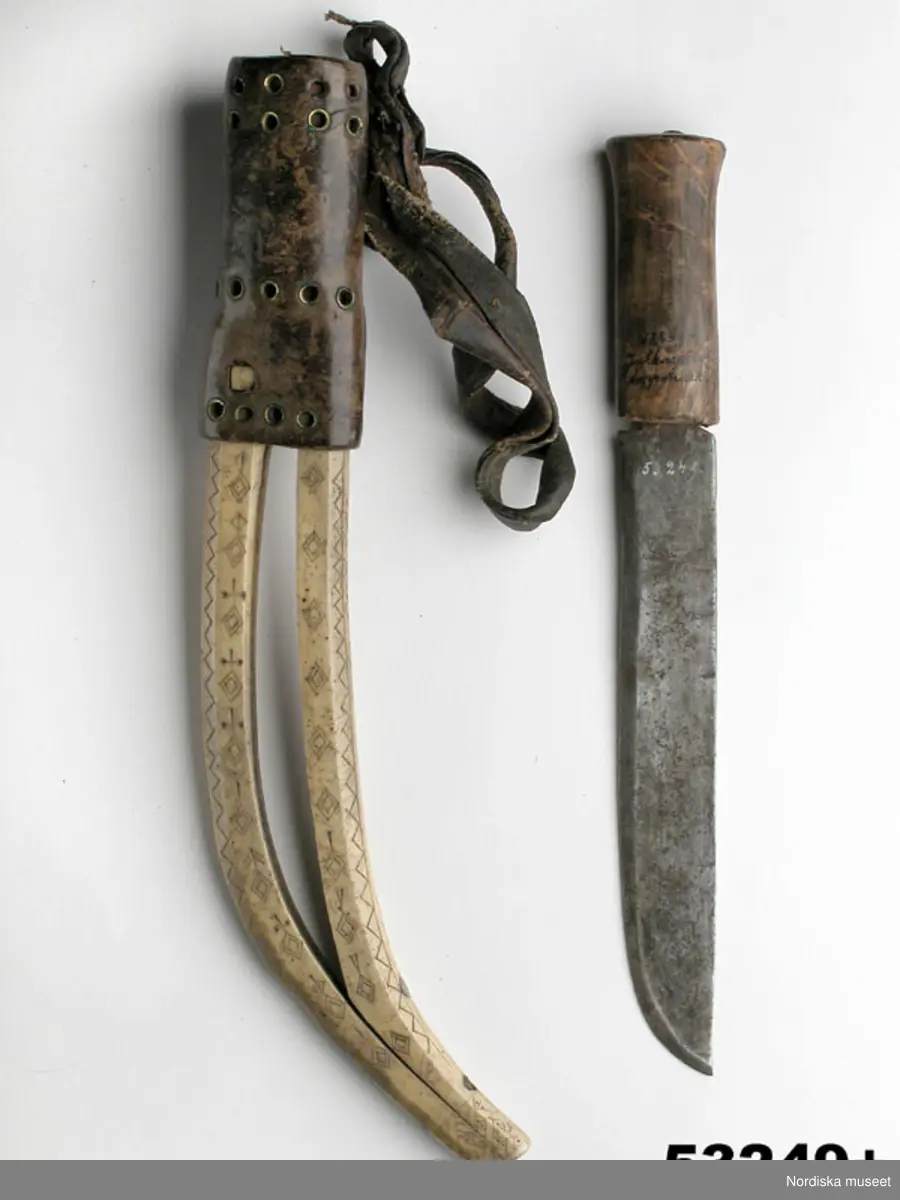 Huvudliggaren:
"Slida och mansbälte fr. Jukkasjärvi lappmark. Med vanligt tillbehör utom täljknifven. Ink. gm Fil. dr. F. Svenonius i Stockholm. Ank. 30/11 1886. Bil. Svenonius 2-3."