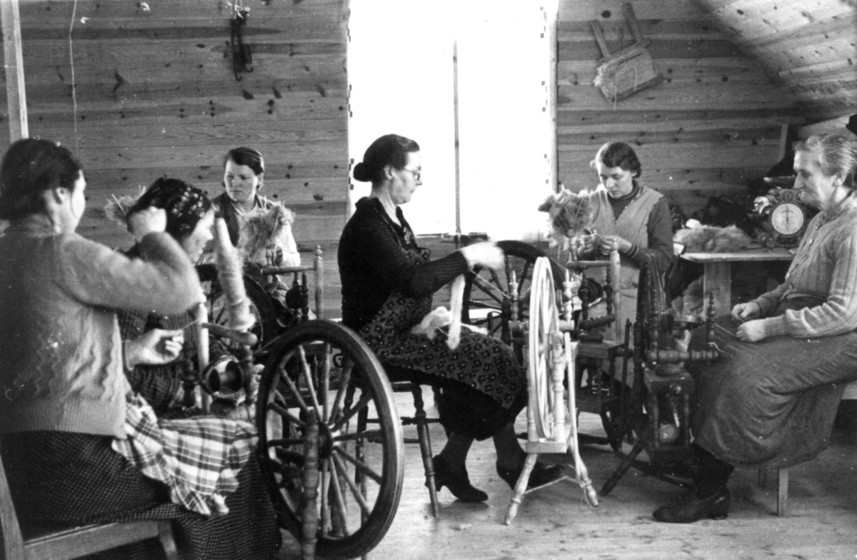 Kvinner på linspinnerkurs sitter ved rokker og spinner. Lyngdal, Vest-Agder.