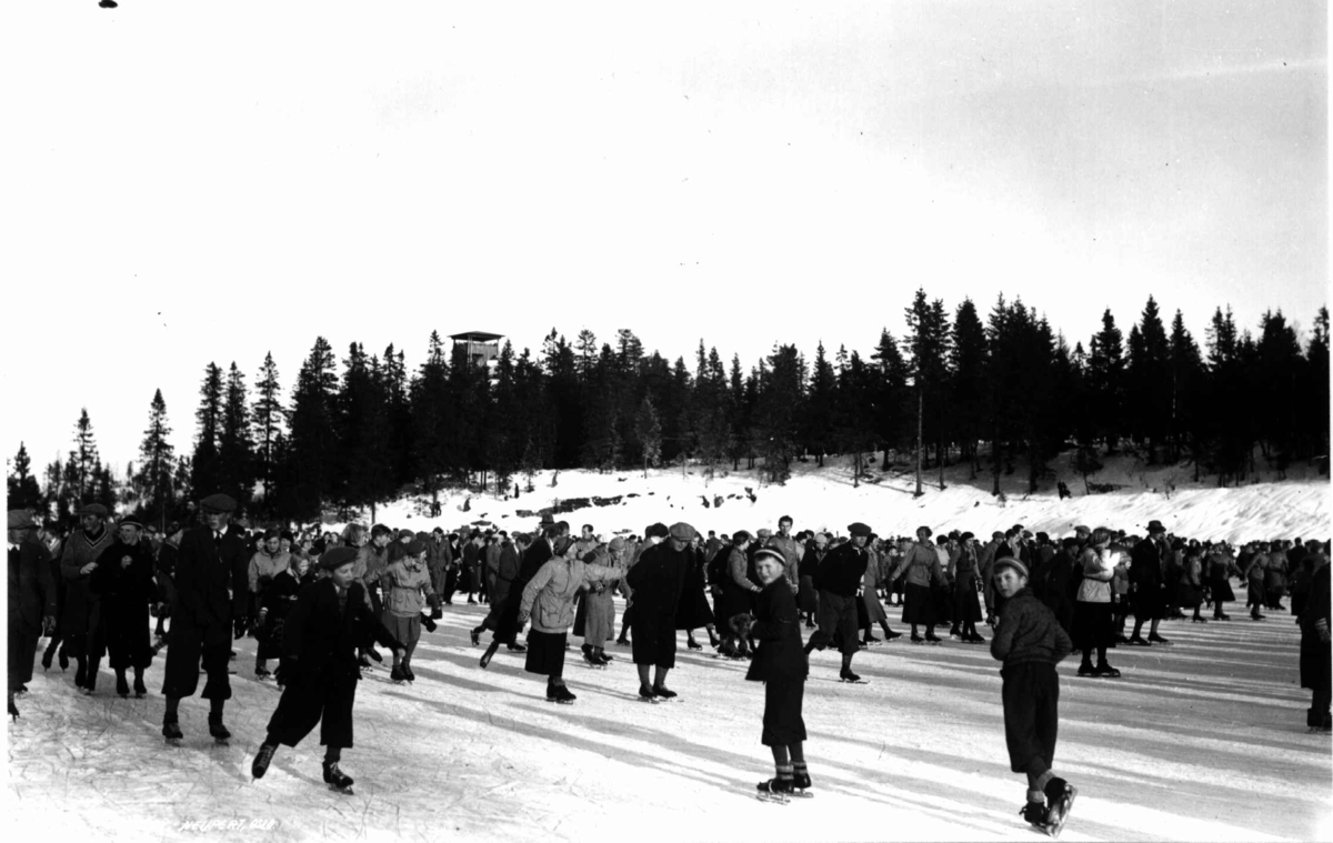 Tryvann skøytebane, Oslo. 1934. Skøyteløpere i sving på isen.