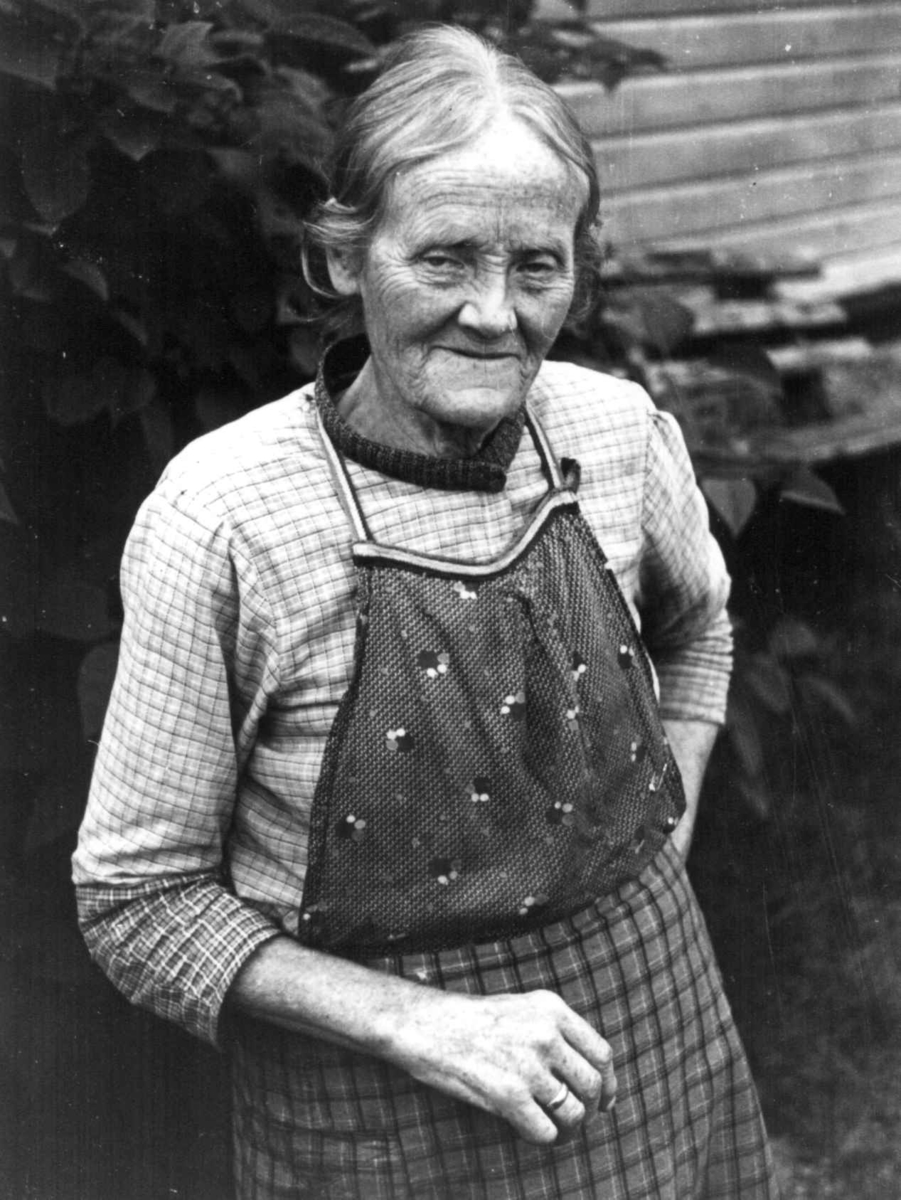 Iveland, Vest-Agder 1941. Portrett av fru Inger Eikeland, Vatnestraum.