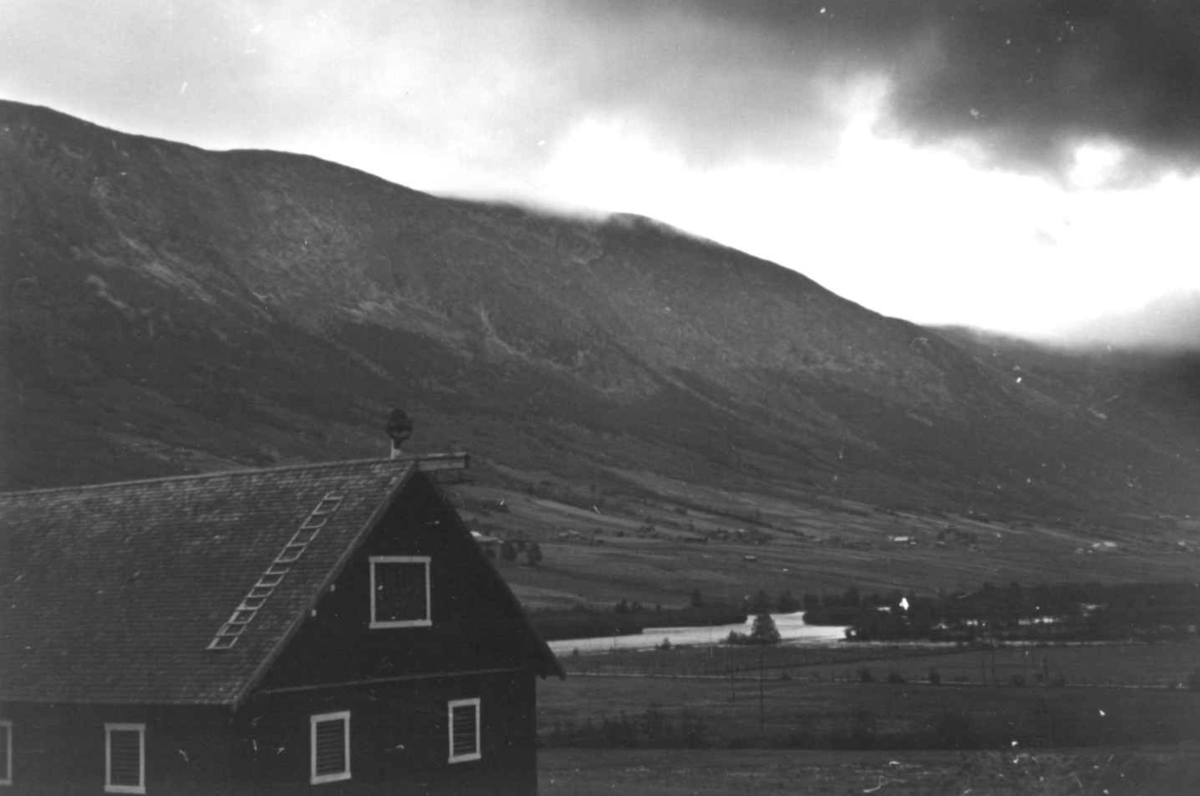 Skjåk, Oppland 1941. Oversiktsbilde med en bygning i forgrunnen.