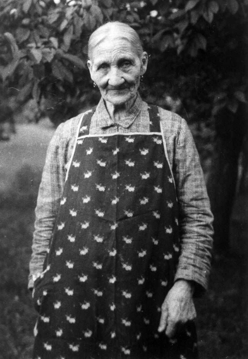 Portrett av Johanne Knutsen født i Birkenes 1857. Tveit,  Kristiansand 1937.