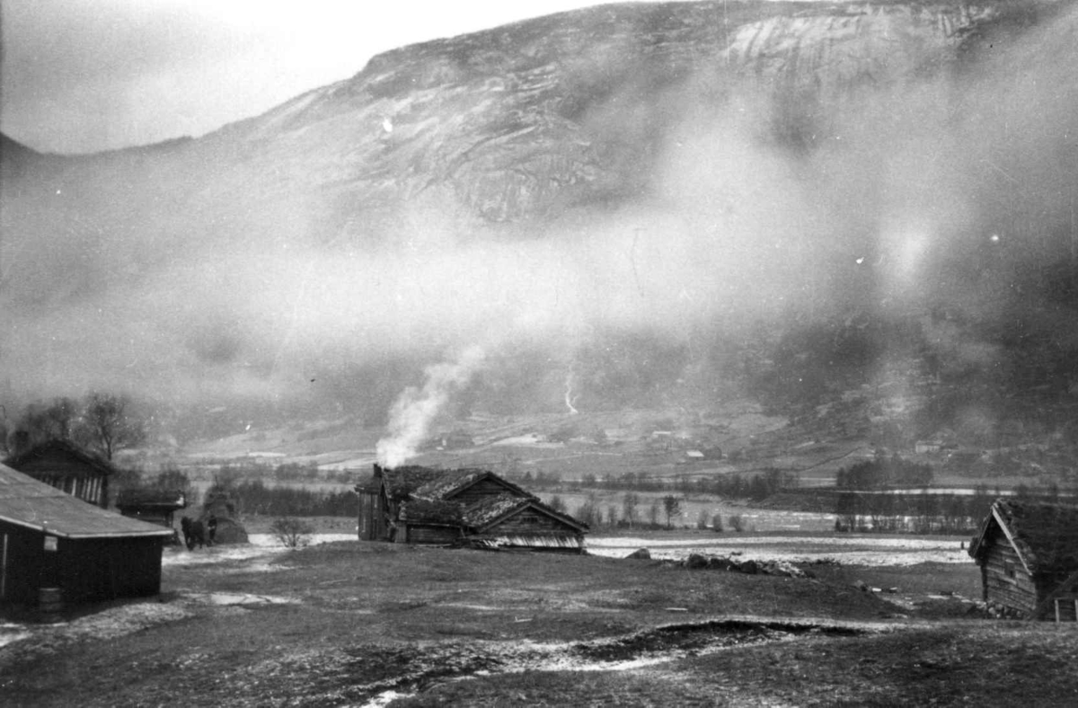 Valle, 1938. Landskap med bolig og uthus.