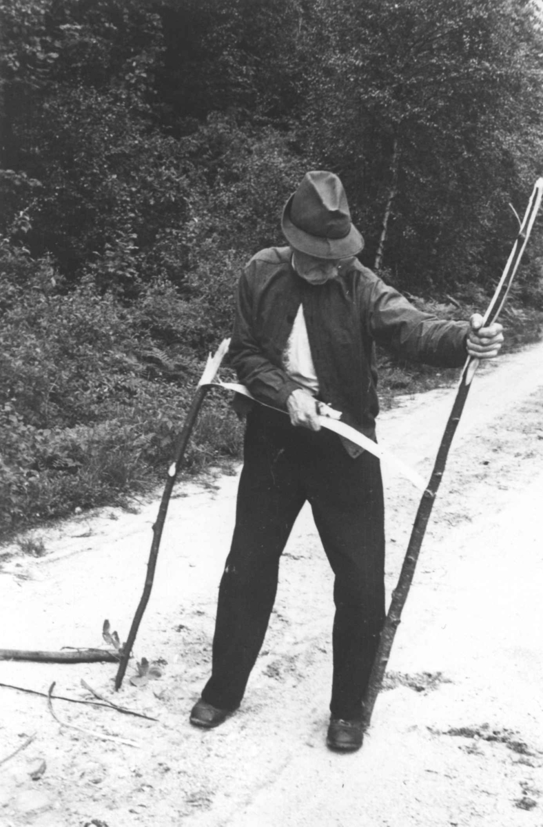 Gunder Tarjeisen Torsland lager bastetau. Åseral 1943.