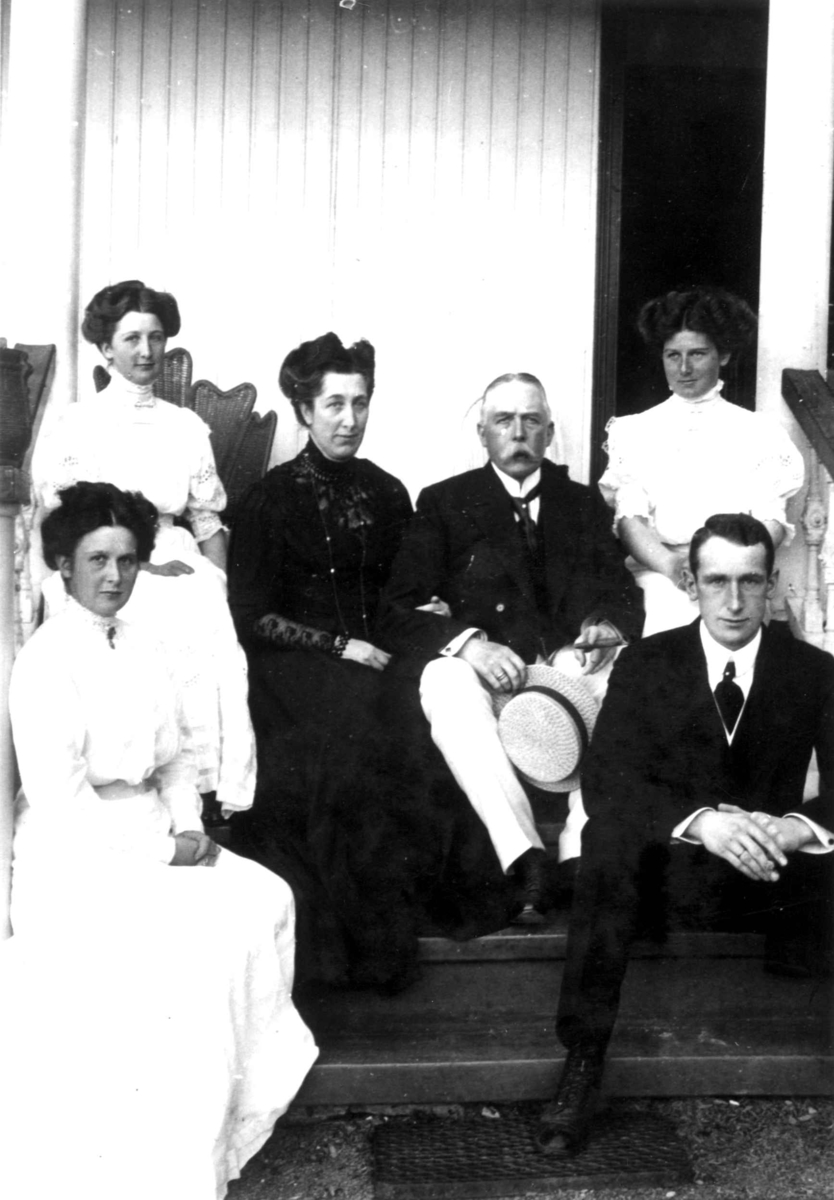 Kvinne- og mannsdrakt, ca. 1910   Løkenes g., Asker - Akershus
Frits og Marie Rustad med barna Cecilie og Benedicte til venstre,
Carl og Bergliot til høyre. Frits Rustad var hoffsjef. 