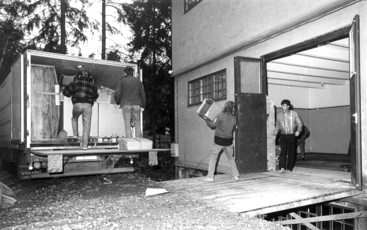 Sending fra Nordiska Museet til Norsk Folkemuseum, høsten 1986. Sjur Mehlum løfter kasse. I døra, sivilarbeider?