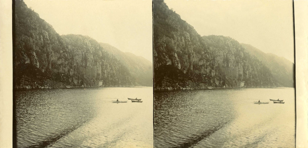 Stereoskopi. Bergensfjorden (Byfjorden?), Hordaland, med menn i robåter, fotografert fra "S/S Oscar", juni 1907.