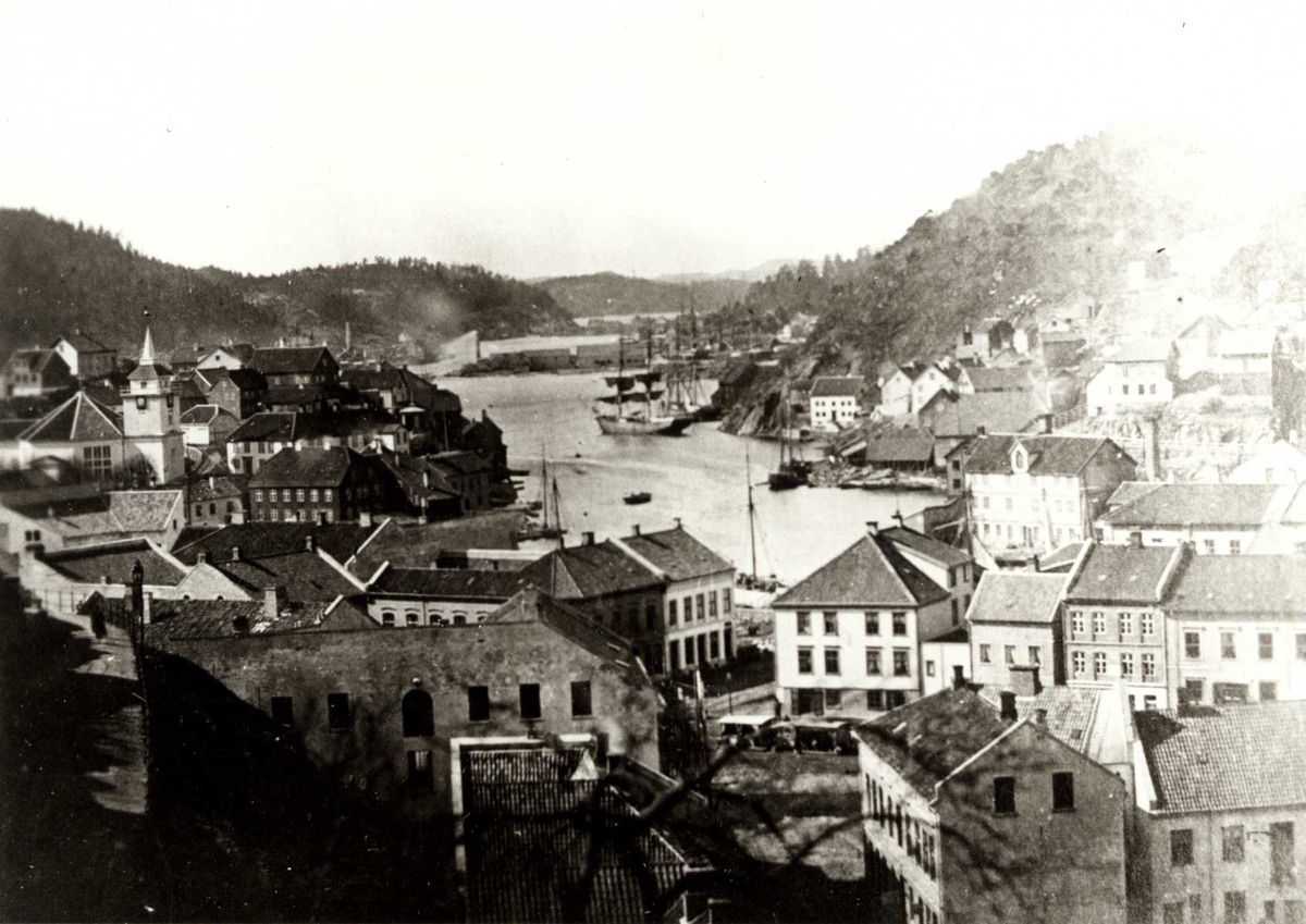 Arendal sentrum fotografert fra Kastellveien ut mot Kittelsbukt, gjenfylt 1949. Mellom bygningene i forgrunnen ligger Torvet med Uglands Hus/Bondeheimen fra 1751/1870 . Bak t.v. ligger Tyholmen med "Åttekantkirken", Arendals 2.kirke, reist 1836, men revet da nåværende kirke sto ferdig 1888. Bak t.v. Hisøy.