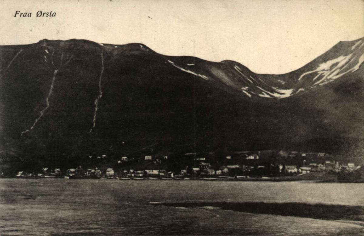 Postkort. Julehilsen. Svart/hvitt. Motiv fra Ørsta. Landskap. Fjelll. Fjord. Bebyggelse. Datert 19.12.1913.