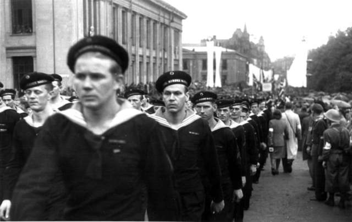 Fra Oslo under fredsdagene i 1945.Marinen marsjerer opp Karl Johans gate.Universitetet i bakgrunnen.