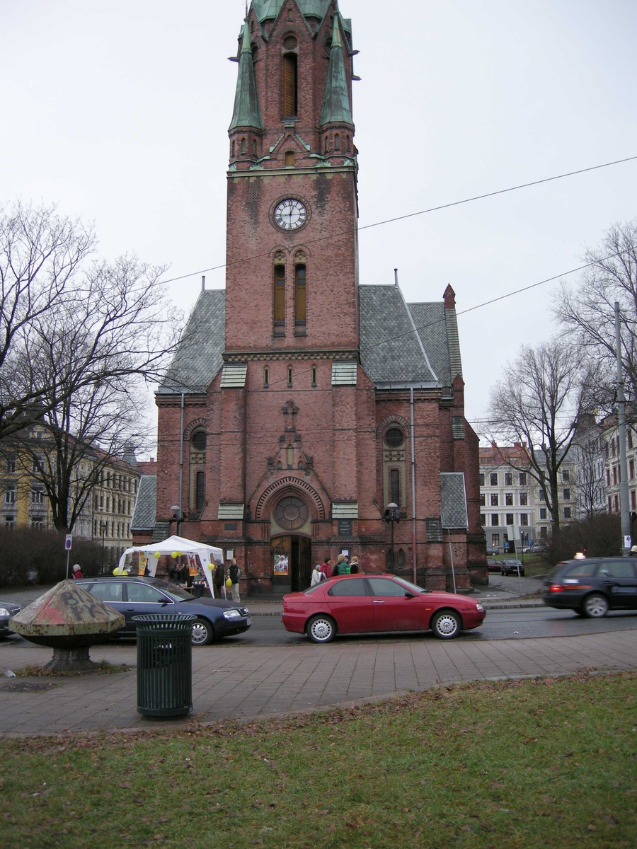 Paulus kirke i Oslo, 2. søndag i advent, 09.12.2007. Kirkebygningen sett fra utsiden. Konfirmanter samler inn penger til SOS Barnebyer.