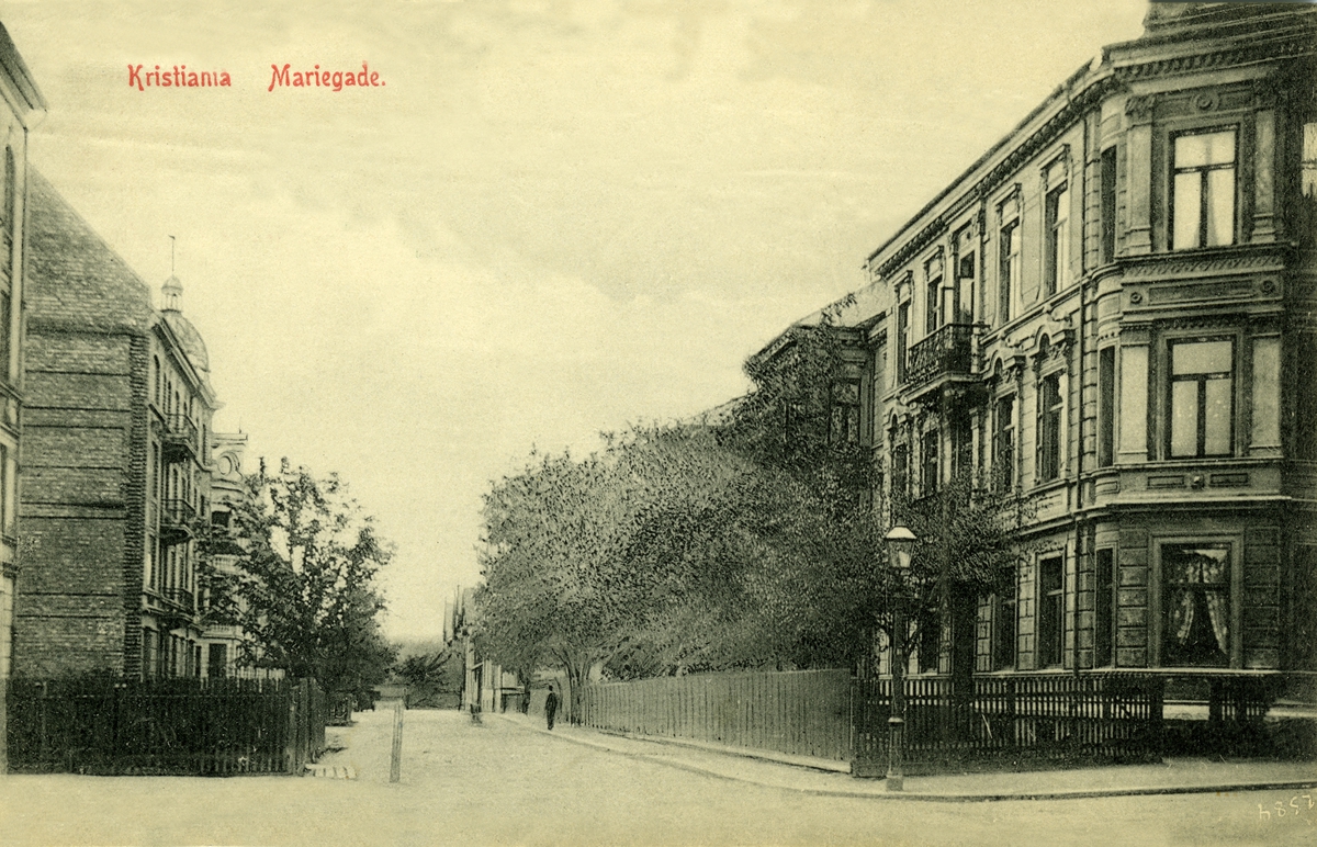 Postkort. Hilsen. Fotografisk motiv. Svart/hvitt. Fra Kristiania: Mariegate. Bybebyggelse. Forhager med trær. Stemplet 30.08.07.