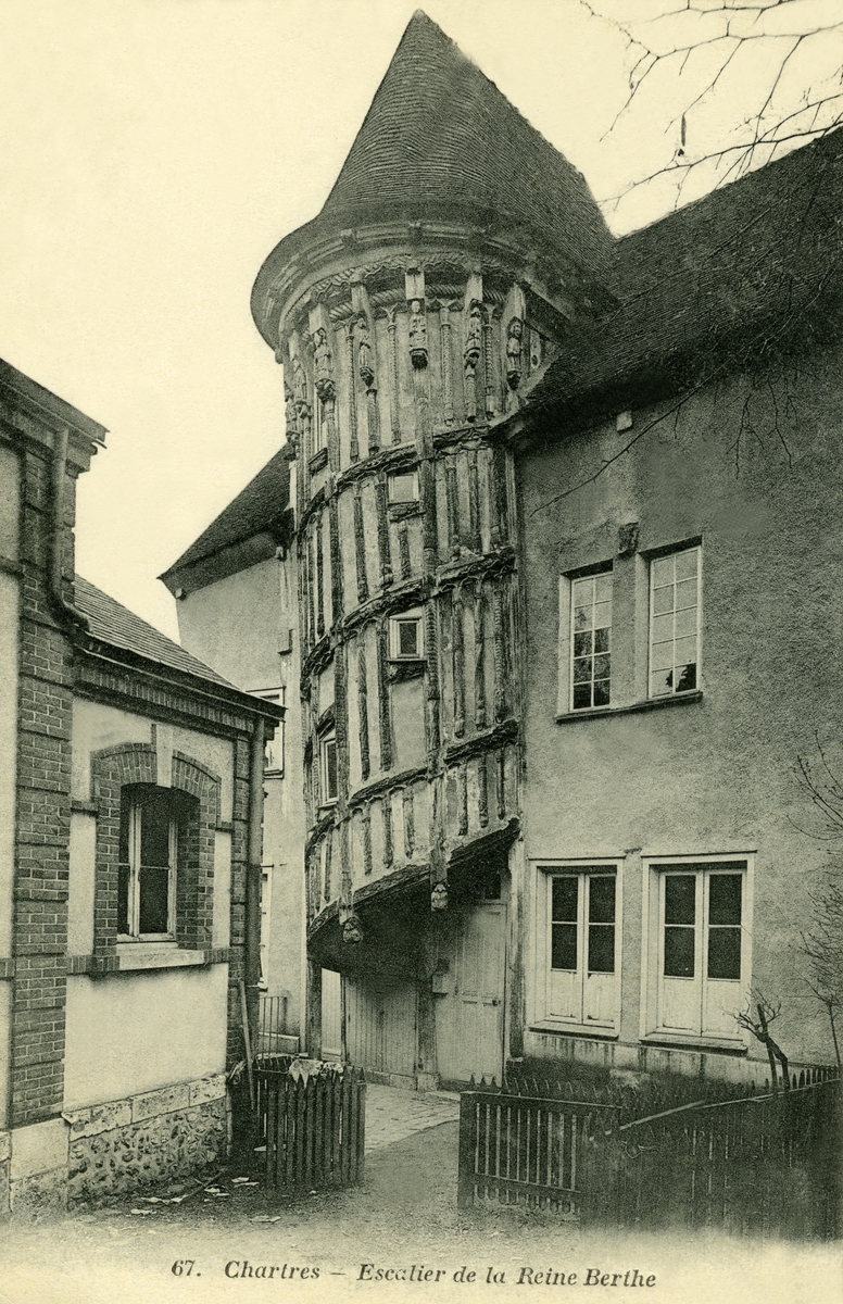 Postkort. Hilsen. Fotografisk motiv. Svart/hvitt. Fra Frankrike, Chartres: Dronning Berthes trapp. Stemplet 16.06.1906(?)