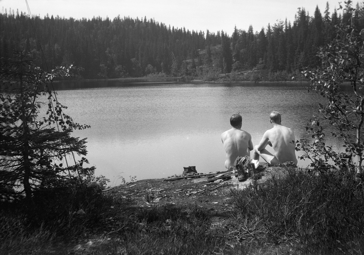 To menn sitter på en fjellknaus ved Arkevanna ved Mykle.