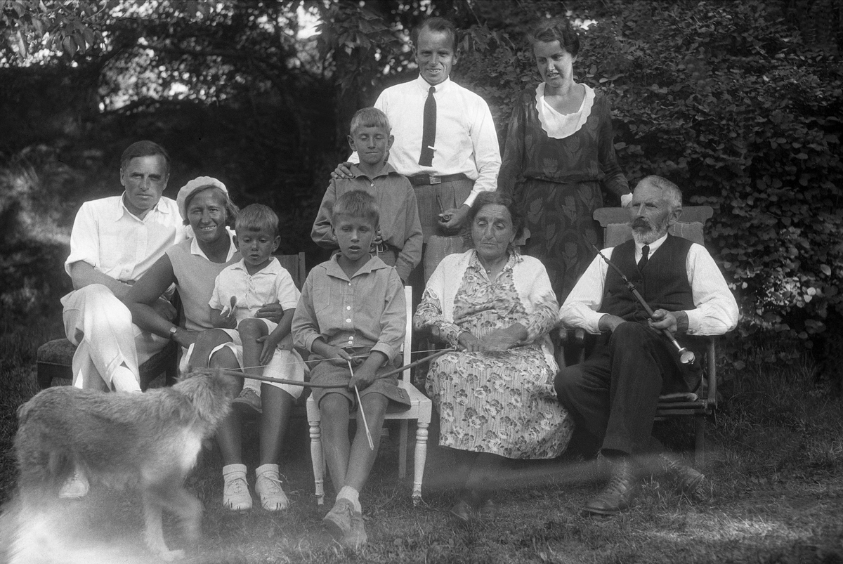 Bak fra høyre: Dordi, Fritjof og Eivind Arentz. Foran fra høyre: Eyvind og Dikka Arentz og Thorleif, Bjarne, Liv og Thorleif Arentz sitter i en hage.