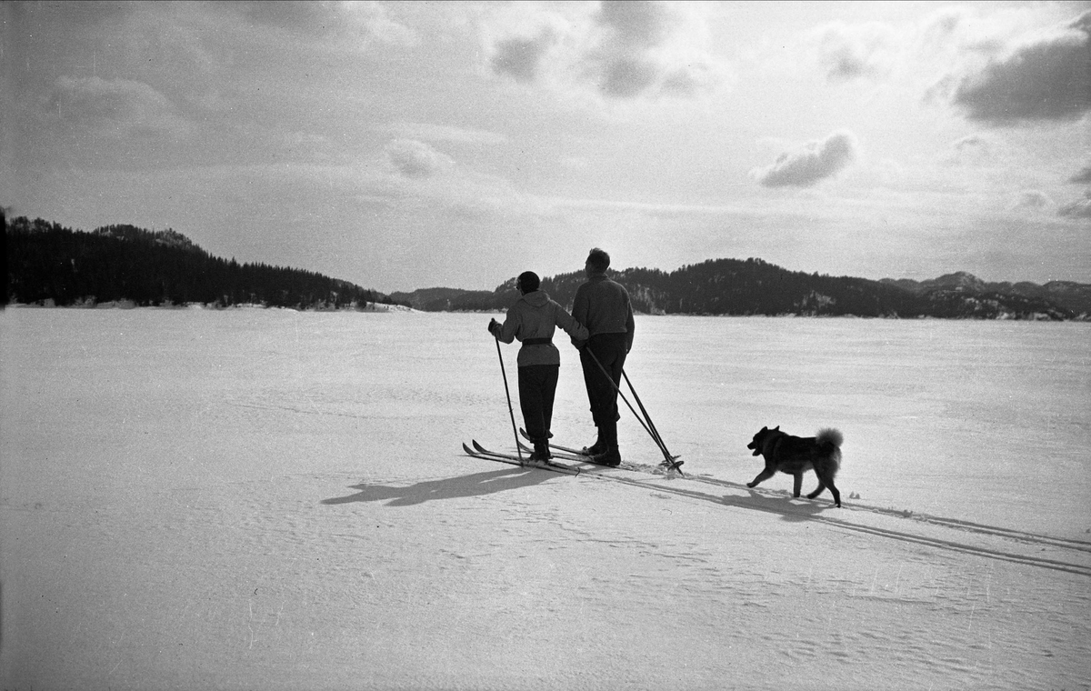 Mary og Hans Austen på skitur med hund på Farrisvannet, Vestfold.