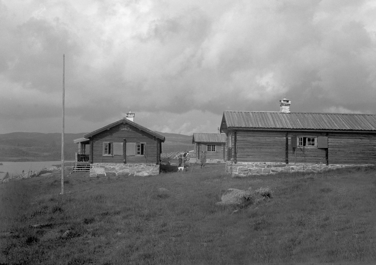 Folk på gårdstunet ved Orfiksen tilhørende Johan Paulsson, Rukkedalen, Buskerud. Fotografert 1936.