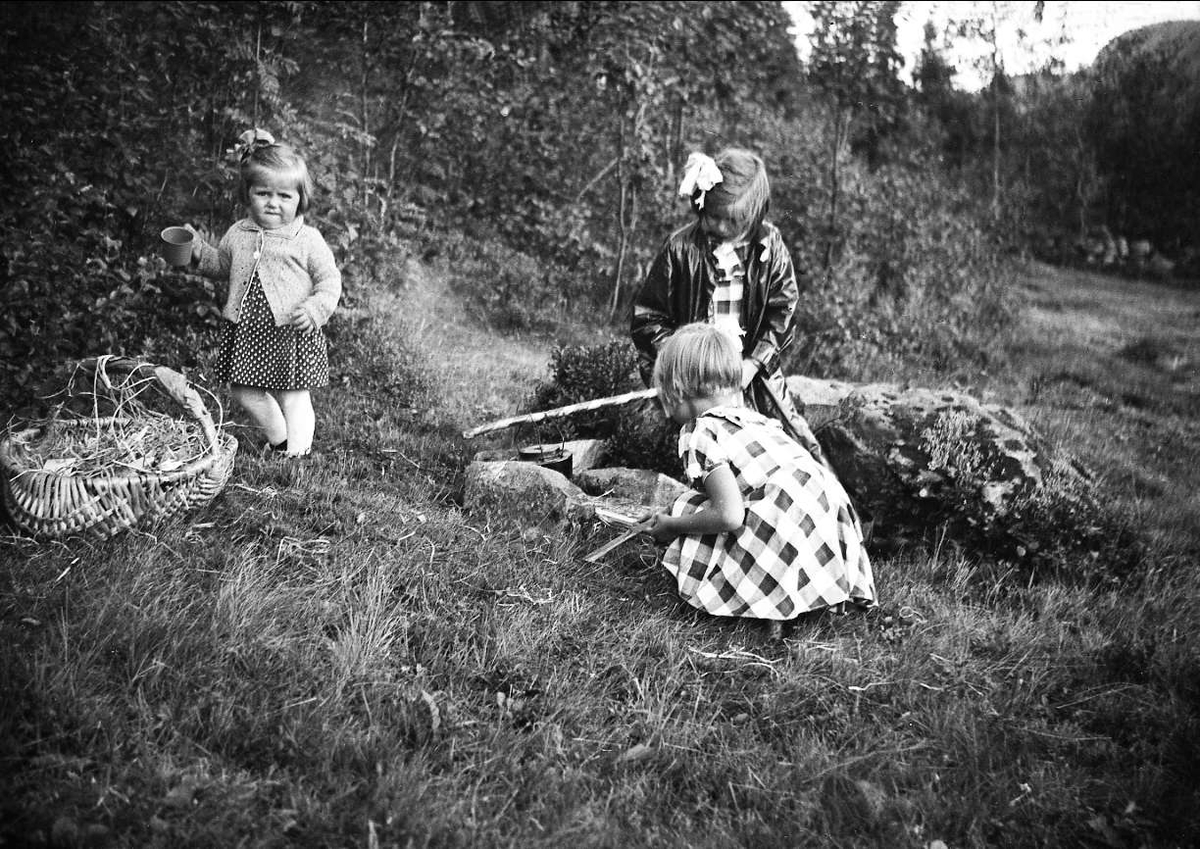 Søstrene Siri, Kari og Guri Arentz leker i lyngen i Eggedal i 1937.