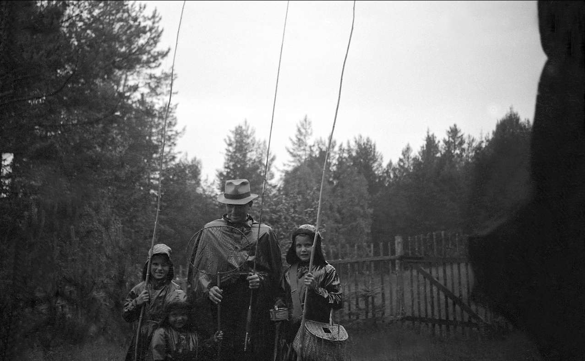 Fritjof Arentz sammen med sine døtre, Guri, Siri og Kari, med fiskeutstyr. Sigdal 1938.