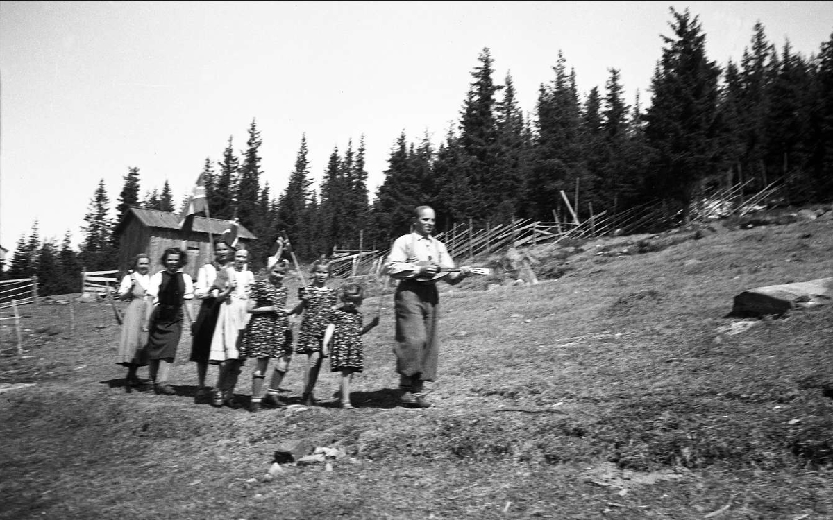 Familien Arentz sammen med venner går i 17. mai-tog på Ligardshaugen 1940.