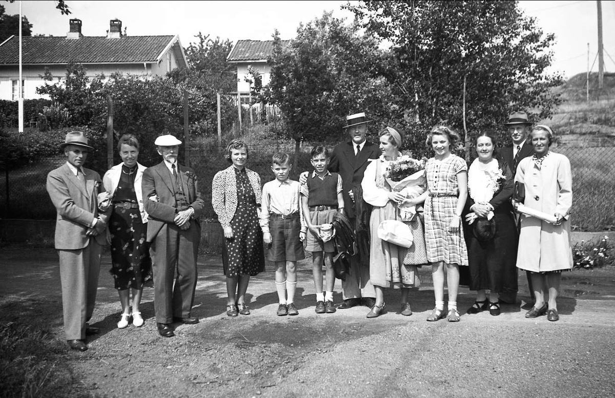 Fra Eyvind og Dikka Arentz' gullbryllup 22.07.1941. Fra venstre Thorleif Arentz, Gudrun Arentz, Eyvind Arentz, Nana Mørch, Fritjof Mørch, Bjarne Arentz,Karl Brun, Dordi Arentz, Randi Mørch, Lajla Brun, Jan Mørch, L iv Arentz (født Lange)