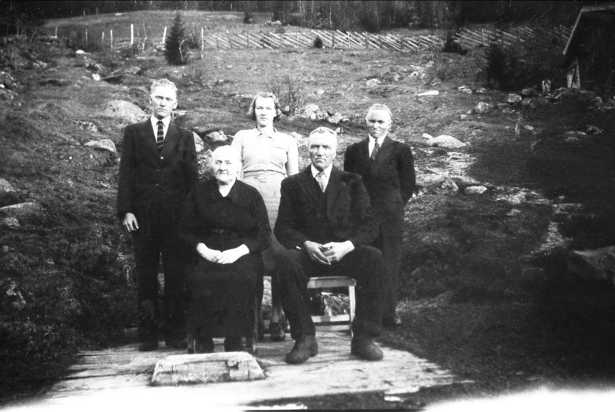 Familien Åsland fotografert i 1943.  Fra høyree Reier,Torger, Gunhild, Berit og Lars.  Torger og Berit var forpaktere på Ligardshaug.