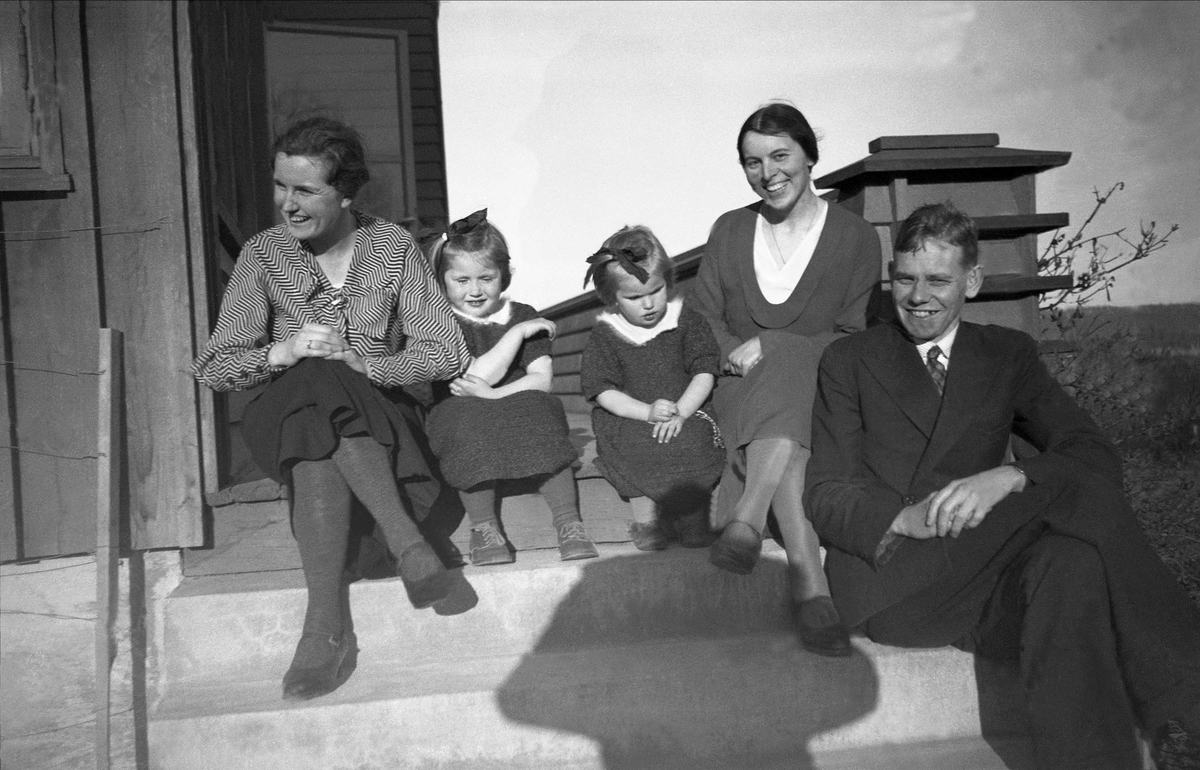 Bygdøy 1934. Dordi Arentz sitter på verandaen sammen med døtrene Guri og Siri og vennene Aadel Brun Tschudi og Stephan Tschudi.