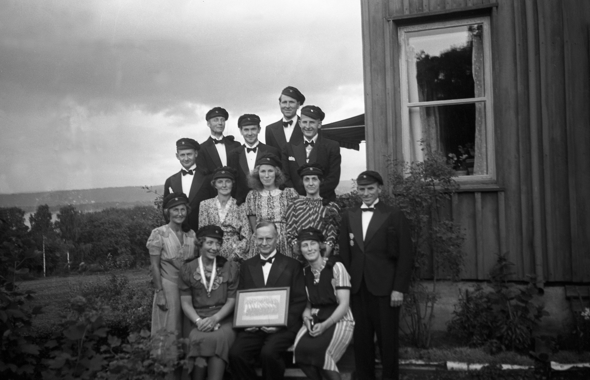 Studenter fra Trondheim Katedralskole feirer 25 års jubileum, rektor Johan Halvor Bryn Bjørge sitter i midten foran, Bygdøy. Fotografert  1944.