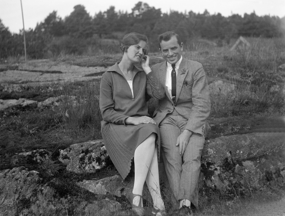 Dordi og Fritjof Arentz sitter sammen, Knarberg, Nøttrøy. Fotografert 1927.