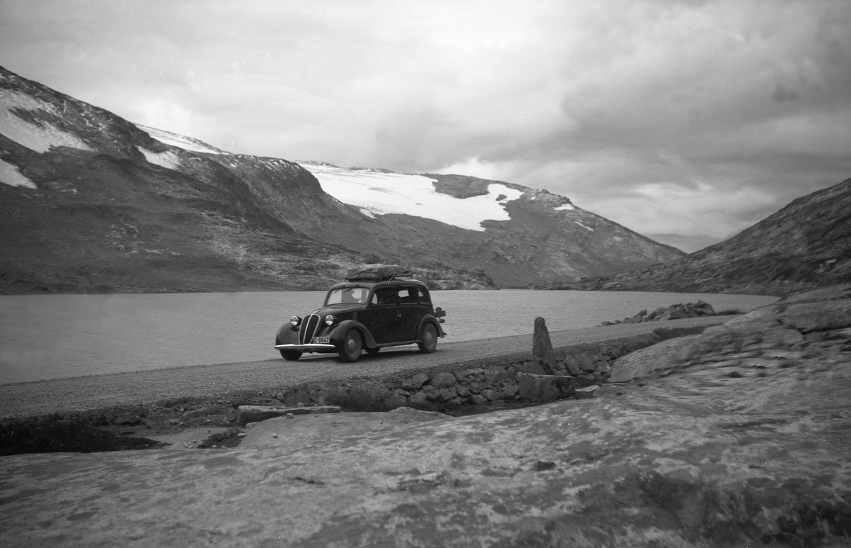 Arentz-familiens bil på Sognefjell. Fotografert under biltur i 1947.