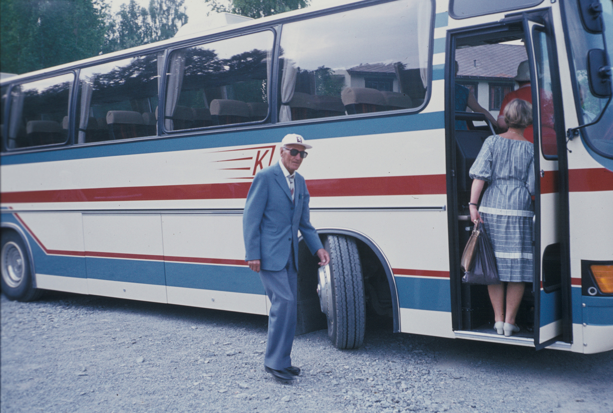 Serie fotografier fra en pensjonistutflukt, Den Norske Husflidsforening, 1982.