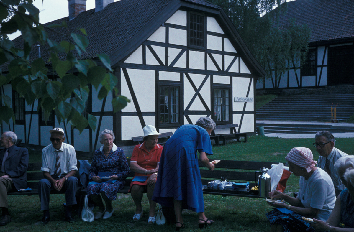 Serie fotografier fra en pensjonistutflukt, Den Norske Husflidsforening, 1982.