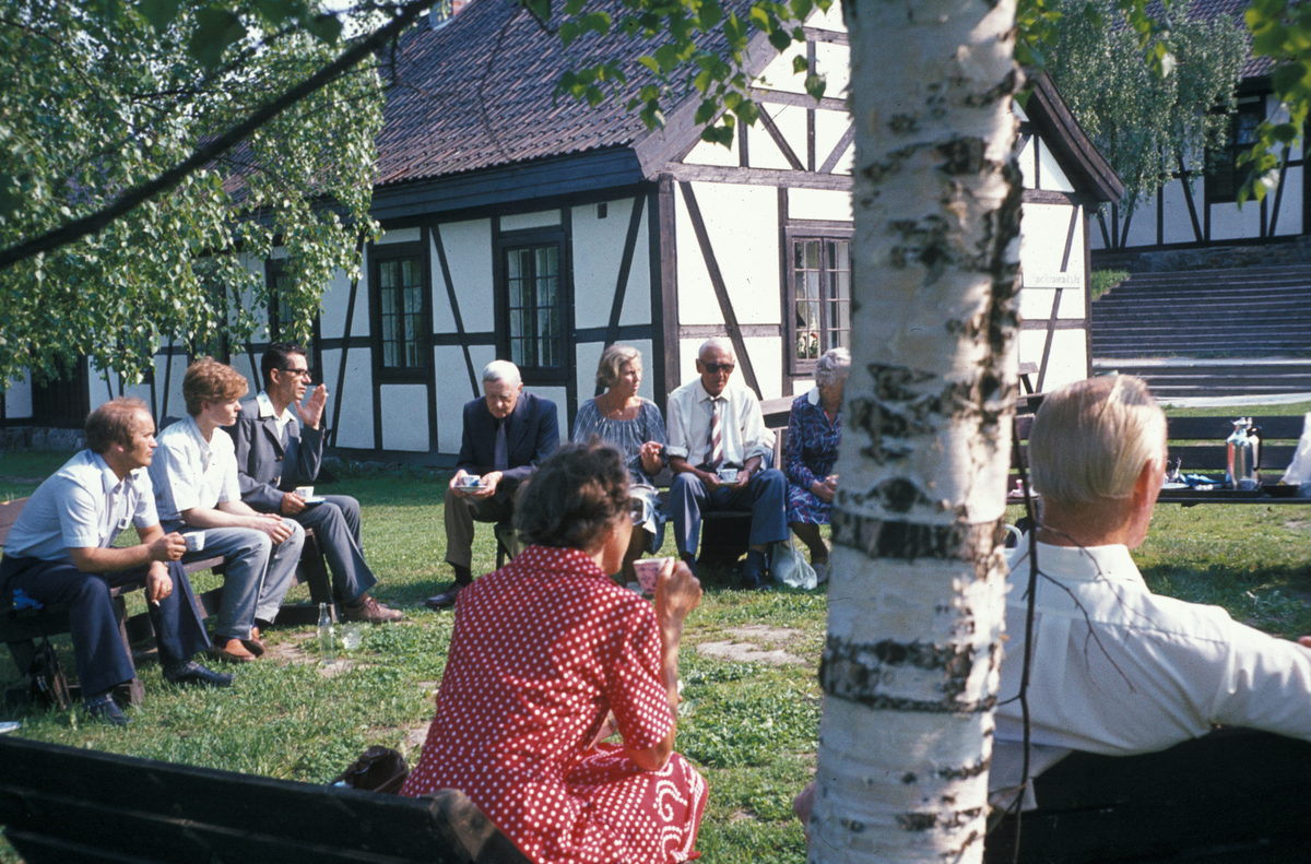 Serie fotografier fra en pensjonistutflukt, Den Norske Husflidsforening, 1982.
