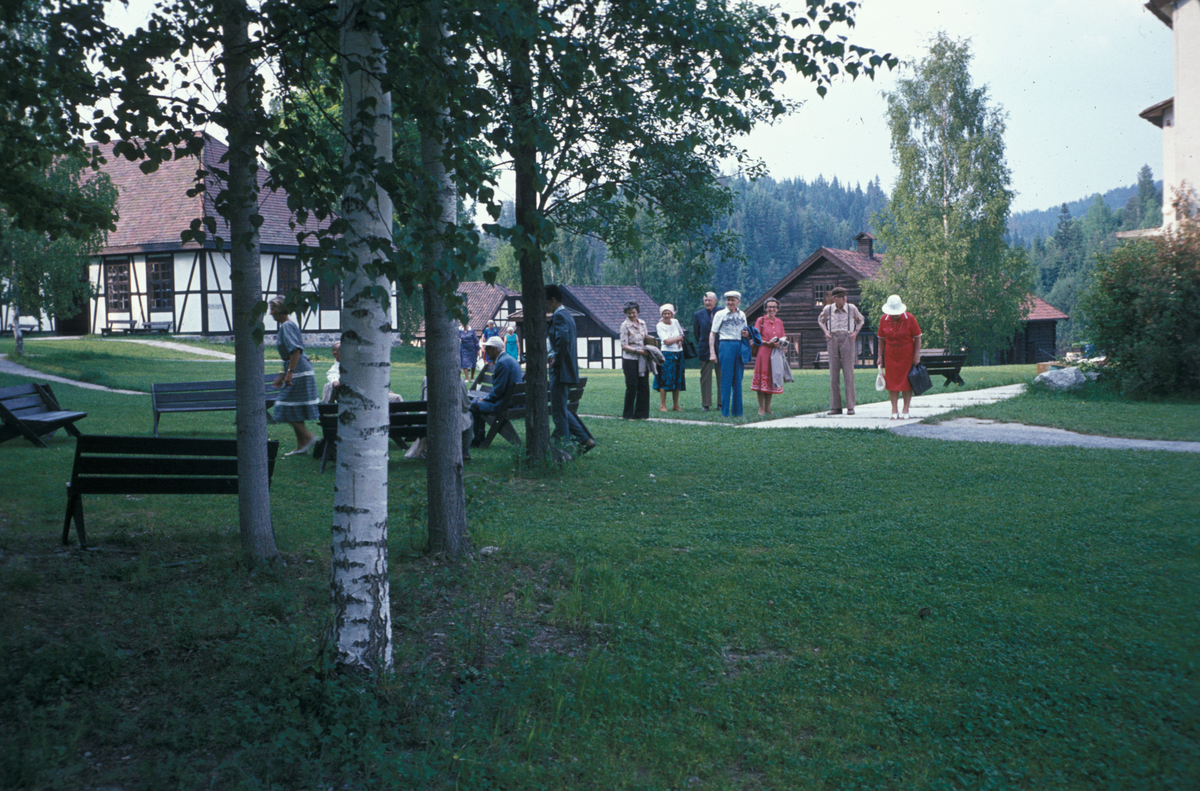 Serie fotografier fra en pensjonistutflukt, Den Norske Husflidsforening, 1982.