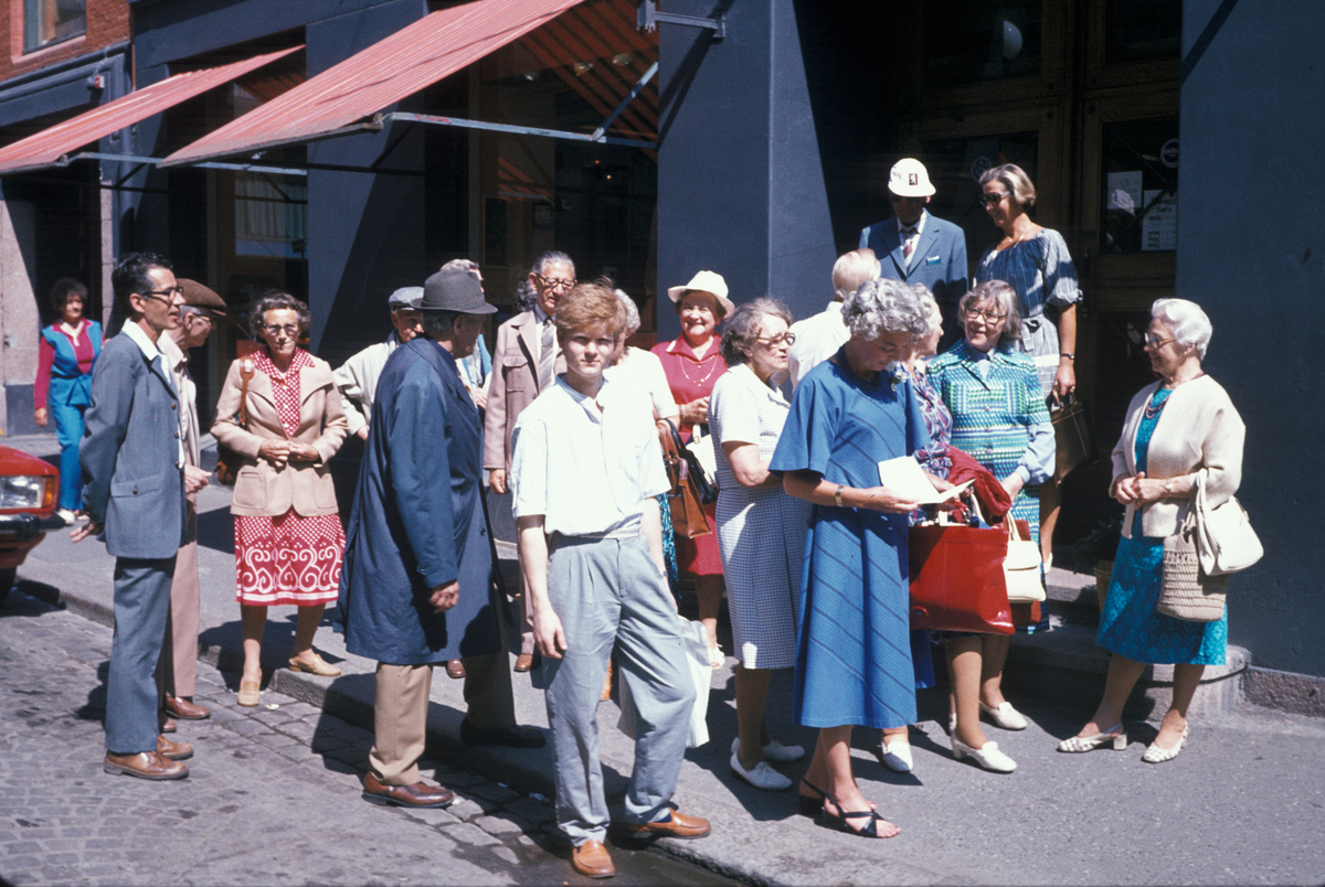 Serie fotografier fra en pensjonistutflukt, Den Norske Husflidsforening, 1982.