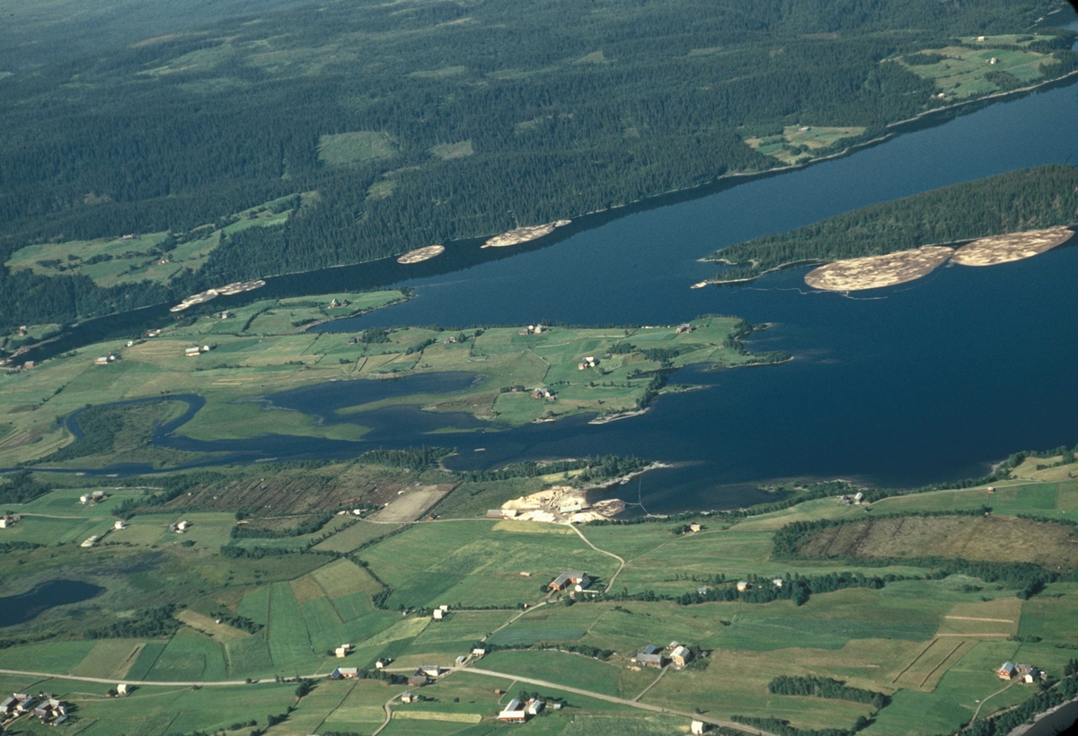 Flyfoto. Oversiktsbilde - Bebyggelse med dyrket mark ved elv. Selbu i Sør-Trøndelag.